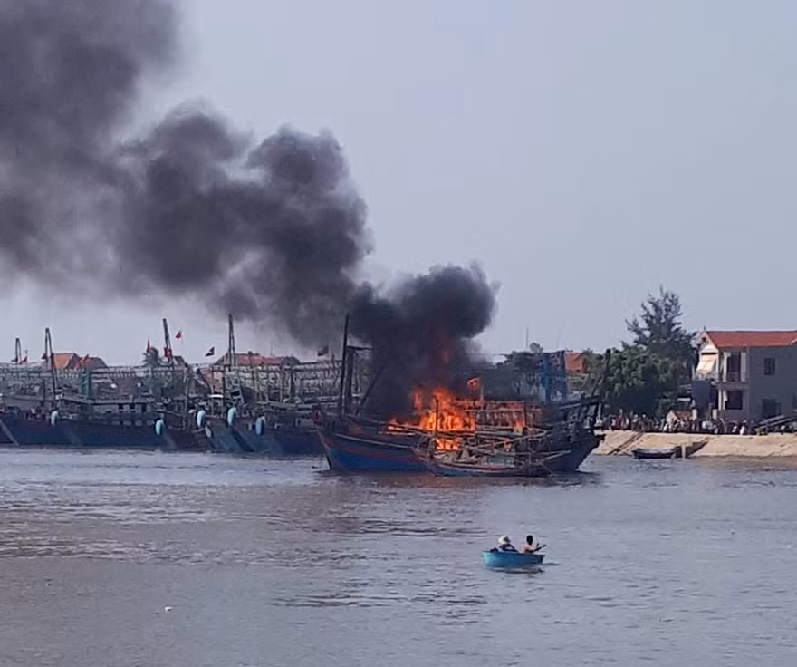 Tàu câu mực bốc cháy dữ dội nghi do chập điện
