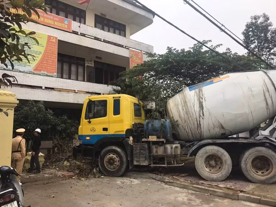 Xe bồn mất lái lao thẳng vào trụ sở KHHGĐ 