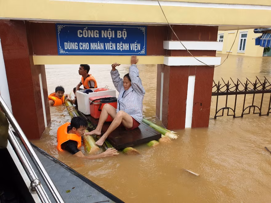 Chạy máy phát điện mổ khẩn cấp cho bệnh nhân tại Quảng Bình bị cô lập trong ‘rốn lũ’