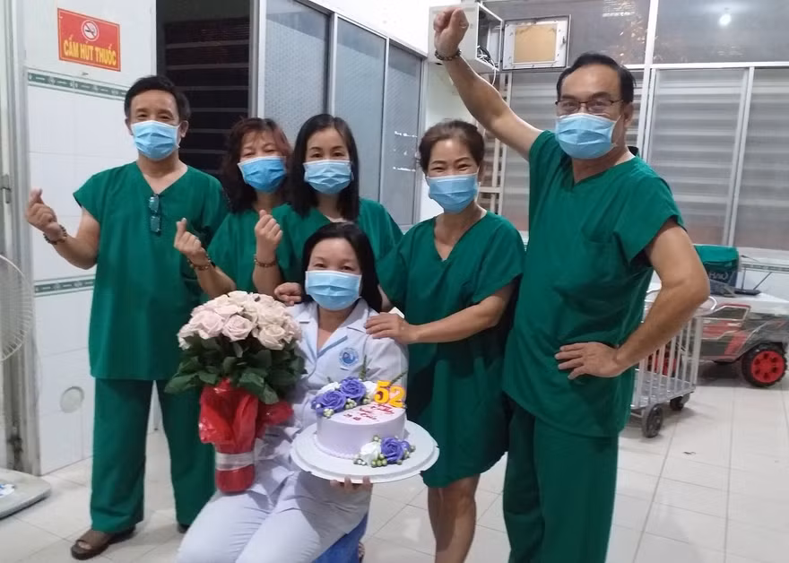 'Âm tính rồi, âm tính rồi. Cố lên, chúng ta sắp được ăn Tết rồi'