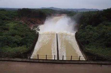 Hồ Kẻ Gỗ bắt đầu xả tràn đón lũ từ sáng nay 