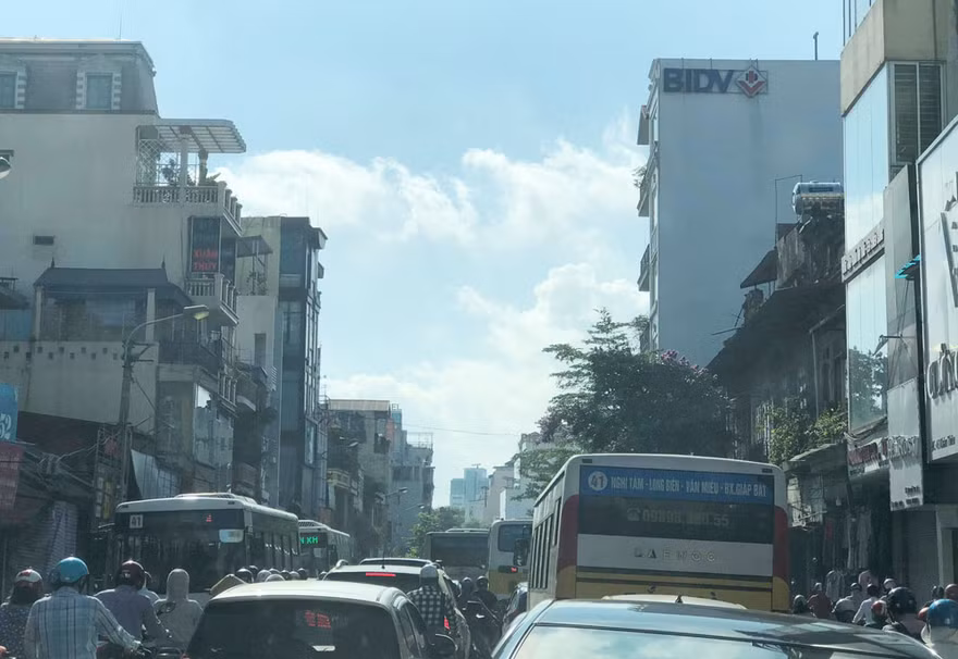 Ùn tắc kéo dài trên đường Khâm Thiên