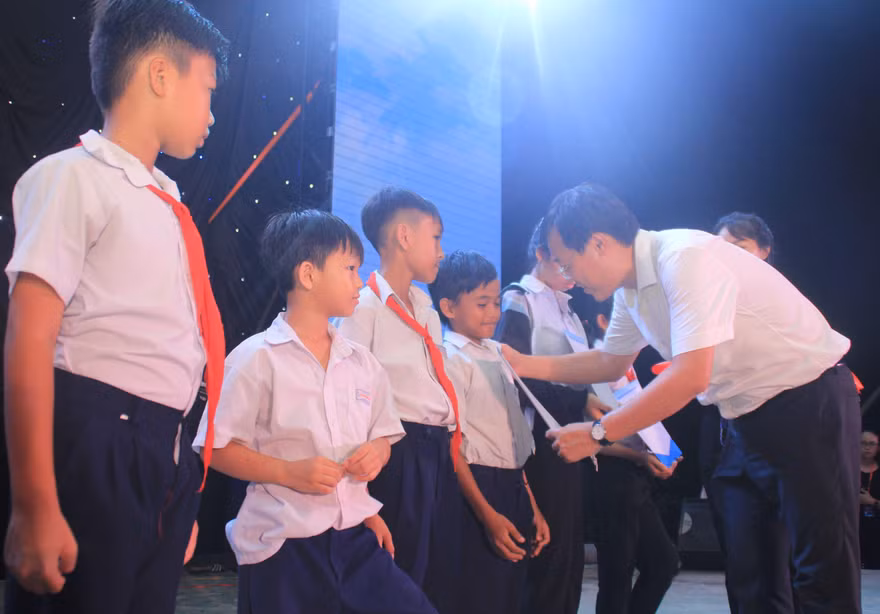 Bí thư thứ nhất T.Ư Đoàn, Chủ tịch Hội Liên hiệp Thanh niên Việt Nam Lê Quốc Phong tặng học bổng cho các em học sinh Côn Đảo.