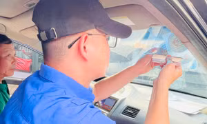 Đề xuất chuyển quy trình cấp đổi giấy phép, phù hiệu ô tô qua VNeID 