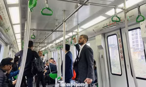 Được miễn phí tàu điện, người Hà Nội trải nghiệm Tết kiểu mới