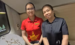 Khách đi tàu đãng trí vứt bỏ cả gói vàng vào thùng rác 