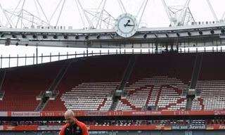 Arsenal gặt hái thành công, người lao động ở Emirates vẫn lo mất việc