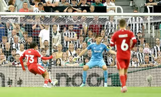 Salah kiến tạo, kỷ lục gia 16 tuổi ghi bàn giúp Liverpool đánh bại Newcastle