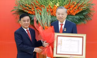 Trao Huy hiệu 45 năm tuổi Đảng tặng Tổng Bí thư Tô Lâm