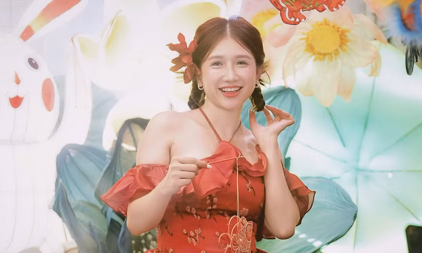 Hàng Mã lên đèn, nàng thơ chen chân chụp ảnh Trung thu sớm