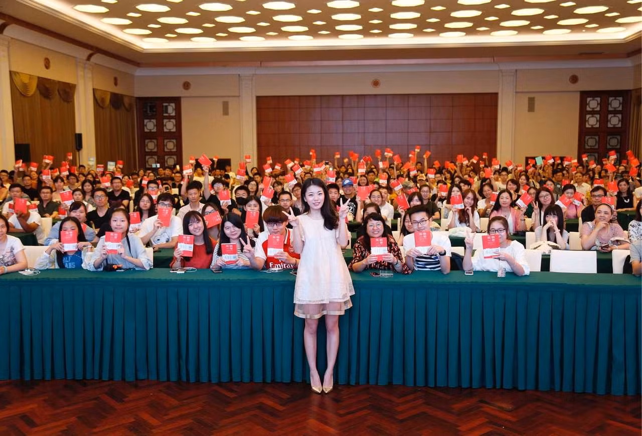 jiang-with-readers.jpg