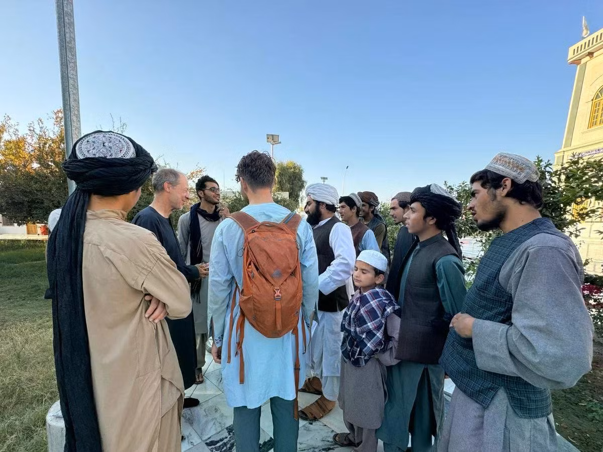 kandahar-locals-with-tourist.jpg