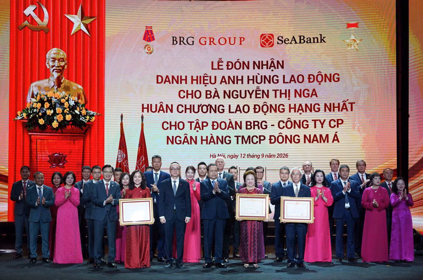 anh-3-tap-doan-brg-vinh-du-don-nhan-huan-chuong-lao-dong-hang-nhat.jpg