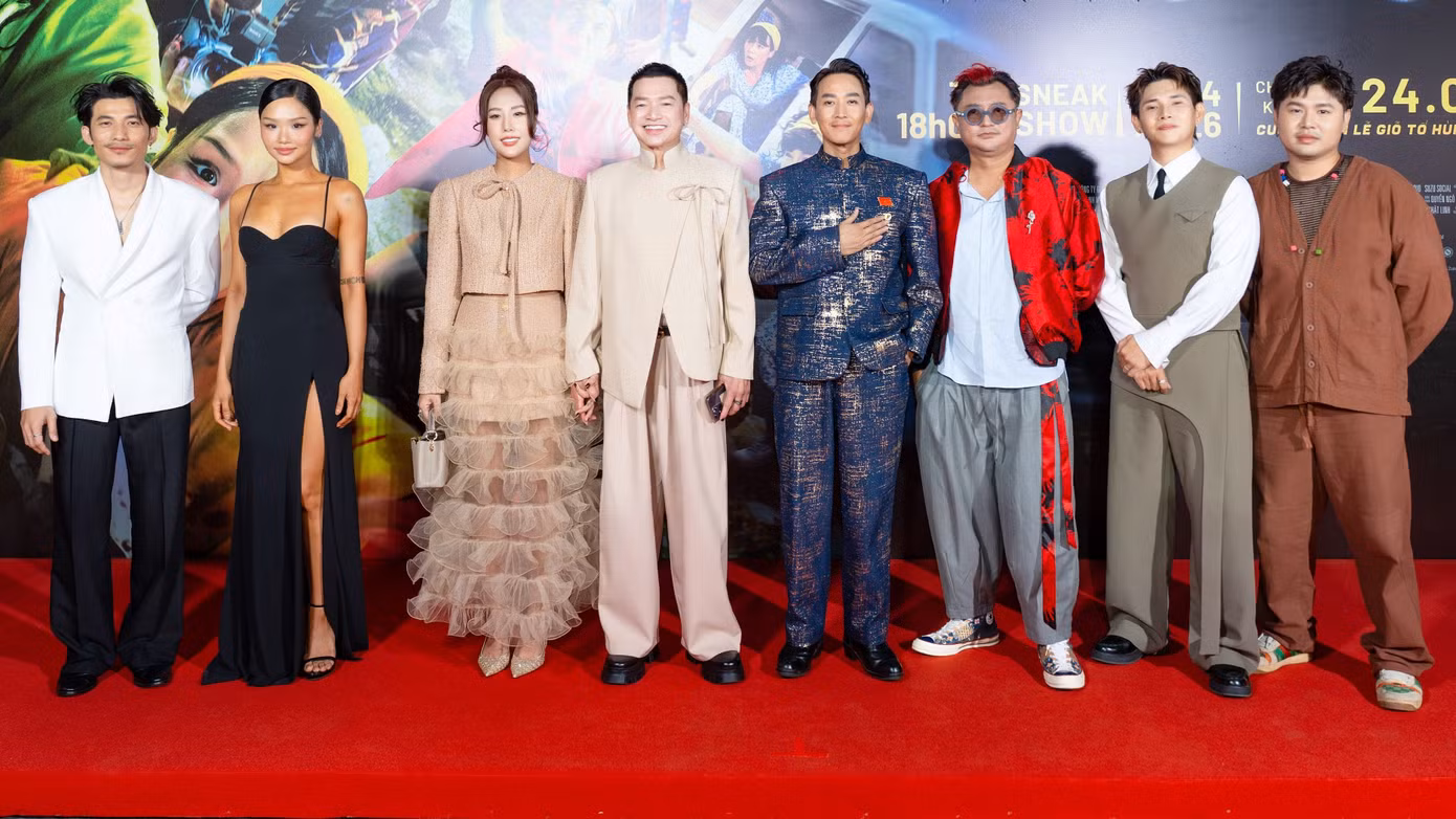 dan-dien-vien-dai-tiec-trang-mau-8-chao-khan-gia.jpg