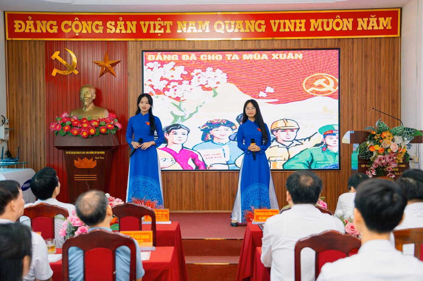 le-ket-nap-dang-vien-tai-truong-trung-hoc-pho-thong-dan-phuong.jpg