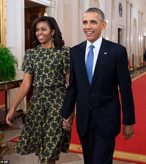 Vợ chồng Obama bị nghi ngờ trục trặc tình cảm trong lần xuất hiện cùng nhau vào giữa tháng 12 vì họ có thói quen sánh đôi và nắm chặt tay nhau. Ảnh: AP. Vợ chồng Obama bị nghi ngờ trục trặc tình cảm trong lần xuất hiện cùng nhau vào giữa tháng 12 vì họ có thói quen sánh đôi và nắm chặt tay nhau. Ảnh: AP.