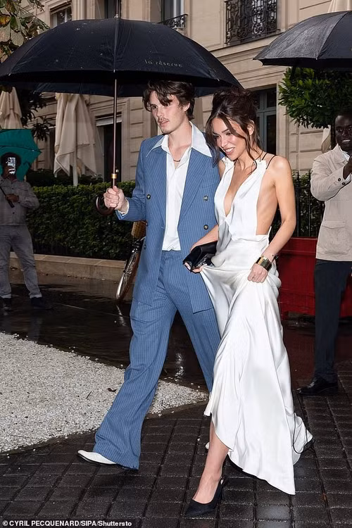 Cruz Beckham dẫn bạn gái hơn 9 tuổi đi xem show thời trang của mẹ. Ảnh: Shutterstock. Cruz Beckham dẫn bạn gái hơn 9 tuổi đi xem show thời trang của mẹ. Ảnh: Shutterstock.