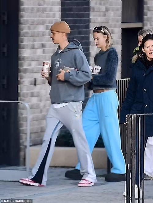 Romeo Beckham và Mia Regan dạo phố sau khi cùng đón sinh nhật của nữ người mẫu. Ảnh: BackGrid.