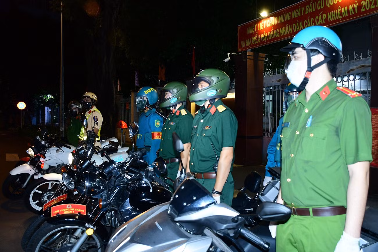 Lực lượng quân sự, công an TPHCM tham gia thực hiện các biện pháp hỗ trợ công tác chống dịch trên địa bàn thành phố, tháng 8/2021. Ảnh: QK7