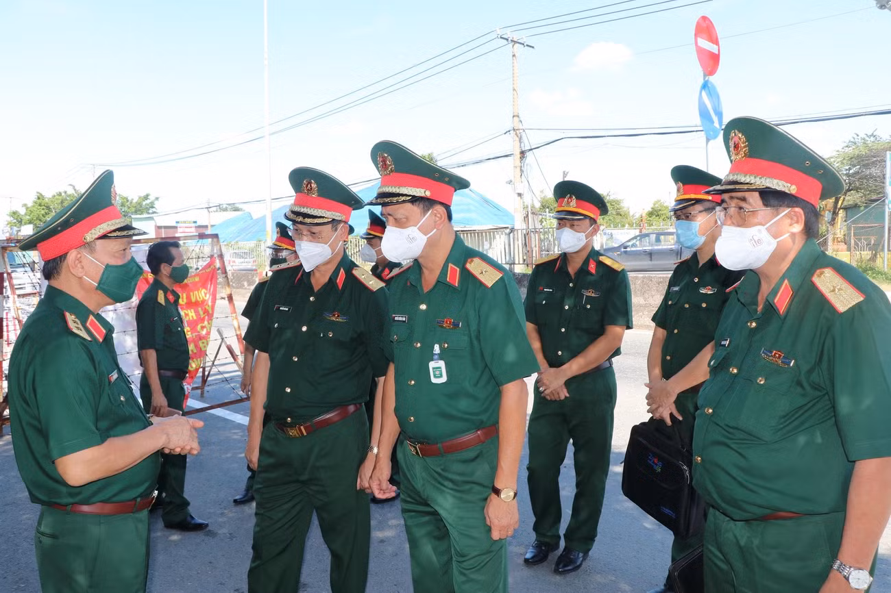 Lãnh đạo Bộ Tổng tham mưu, Quân khu 7, Bộ tư lệnh TPHCM kiểm tra một số chốt kiểm soát phòng, chống dịch trên địa bàn TPHCM, ngày 22/8 (Thiếu tướng Nguyễn Trường Thắng đứng hàng đầu, thứ 2 từ phải sang). Ảnh: QK7