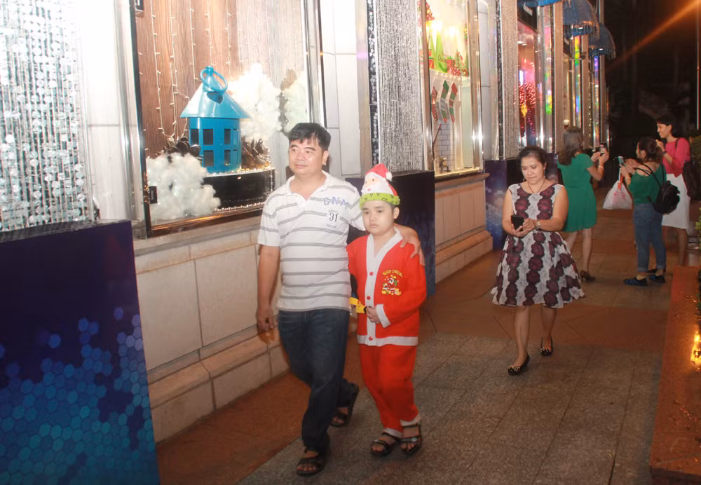 Phố Sài Gòn lung linh đón Giáng sinh ảnh 25