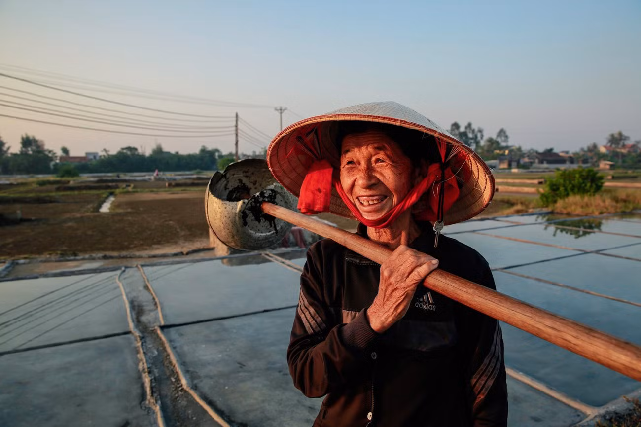 “Nghề này vất vả lắm cháu ạ! Nắng nóng, người ta ở trong bóng mát, còn mình phải ra phơi trời, hầu như chẳng có thời gian nghỉ ngơi. Vất vả, nhọc nhằn là vậy, nhưng thu nhập chẳng được là bao, chỉ đủ sống qua ngày”, bà Chinh tâm sự. Trong nỗi vất vả ấy, bà vẫn nở cười thật đẹp.