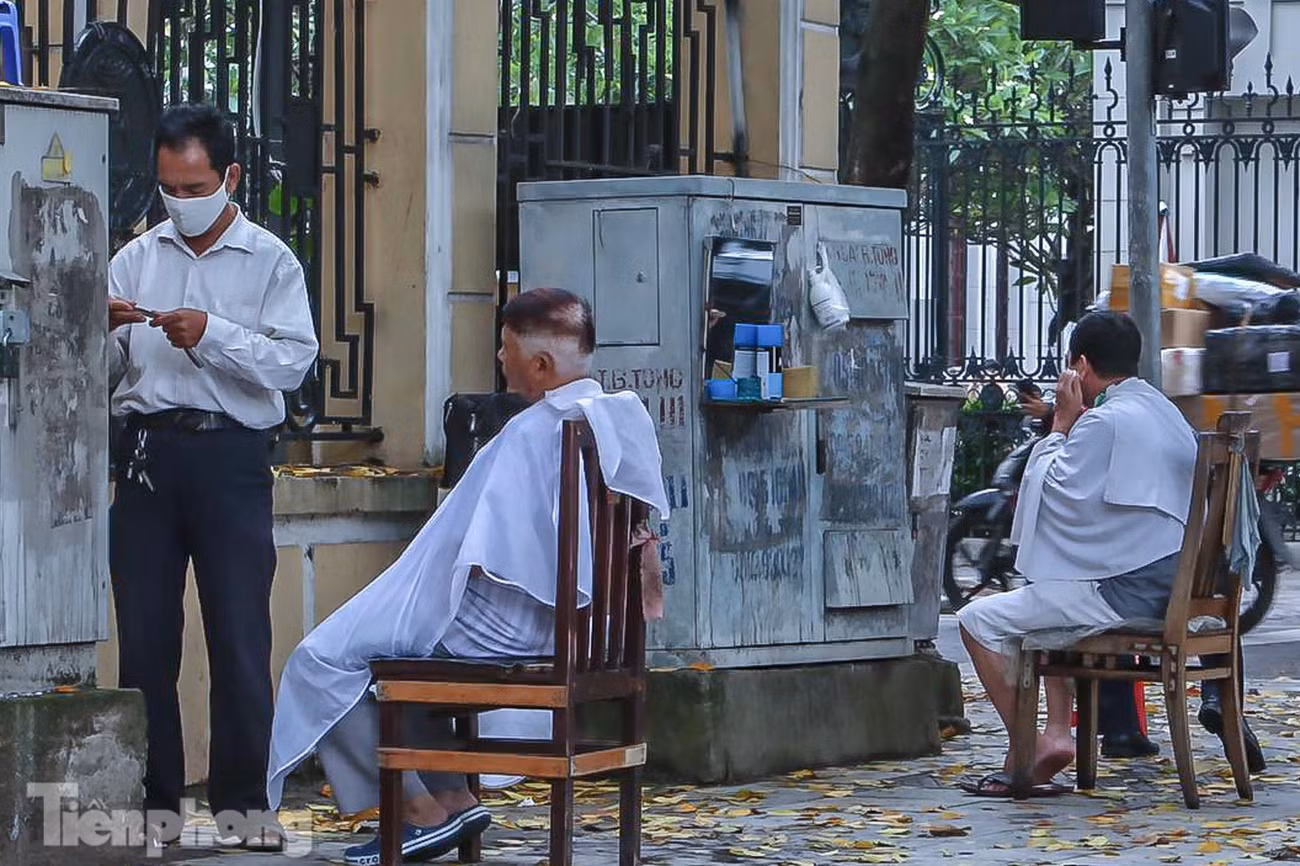 Tiệm cắt tóc vỉa hè trên phố Ngô Quyền.