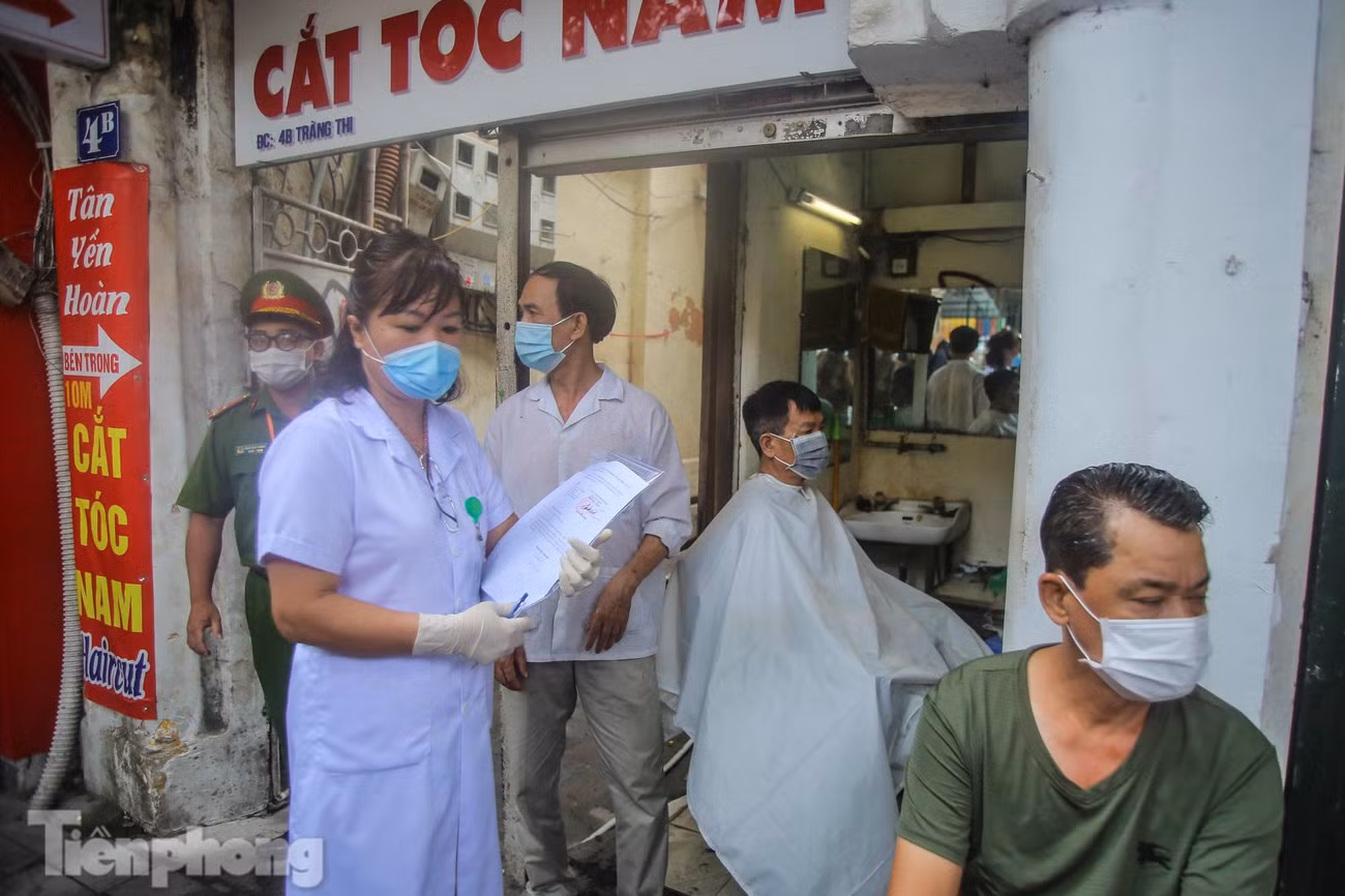 Lực lượng y tế, công an đi nhắc nhở các cửa hàng, tiệm cắt tóc.