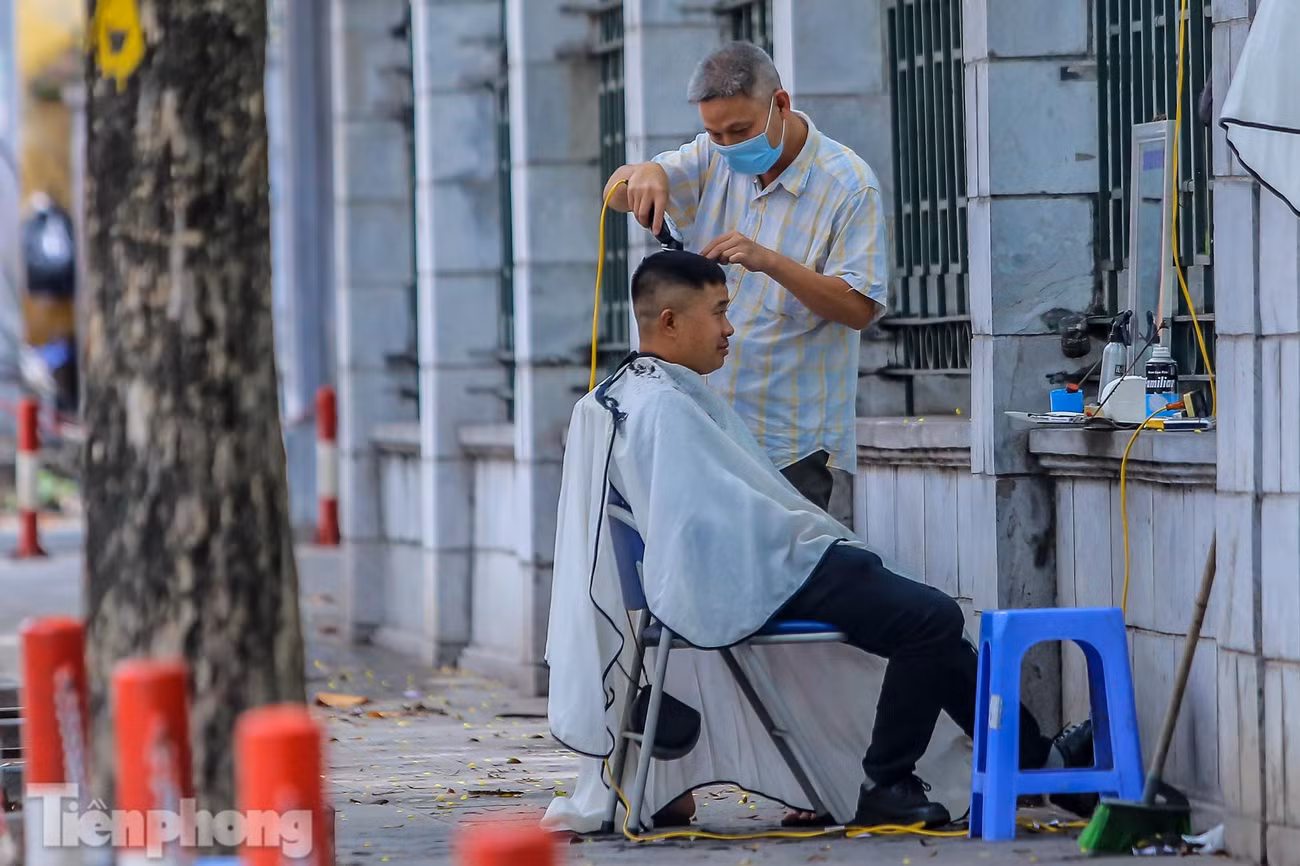 Tiệm cắt tóc vỉa hè trên phố này cũng hoạt động hết công suất.