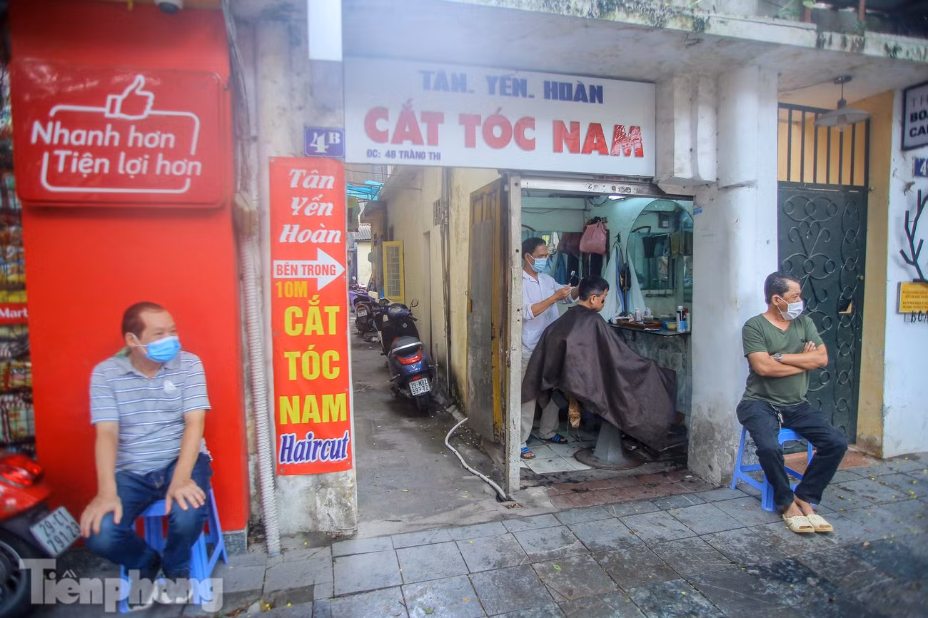 Sáng nay (25/5), lượng khách tăng đột biến ở các cửa hàng cắt tóc tại Hà Nội.