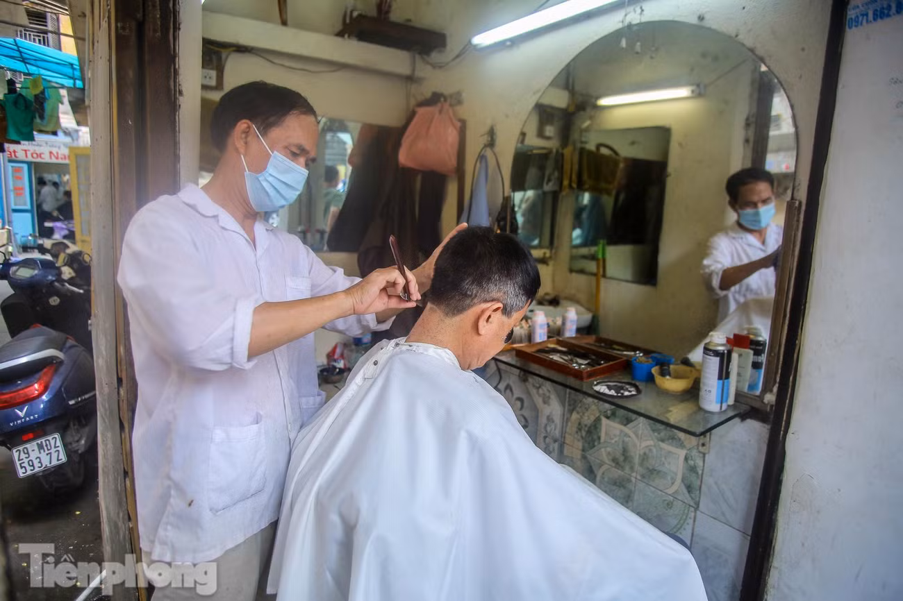 Chủ tiệm hối hả trước giờ đóng cửa.