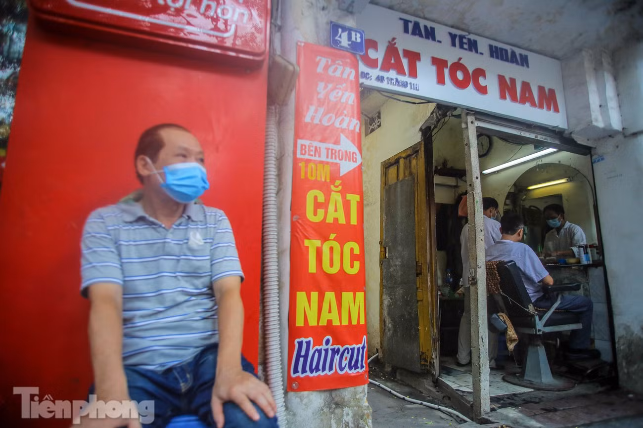 Nhiều khách phải chờ hàng tiếng đồng hồ để được đến lượt.