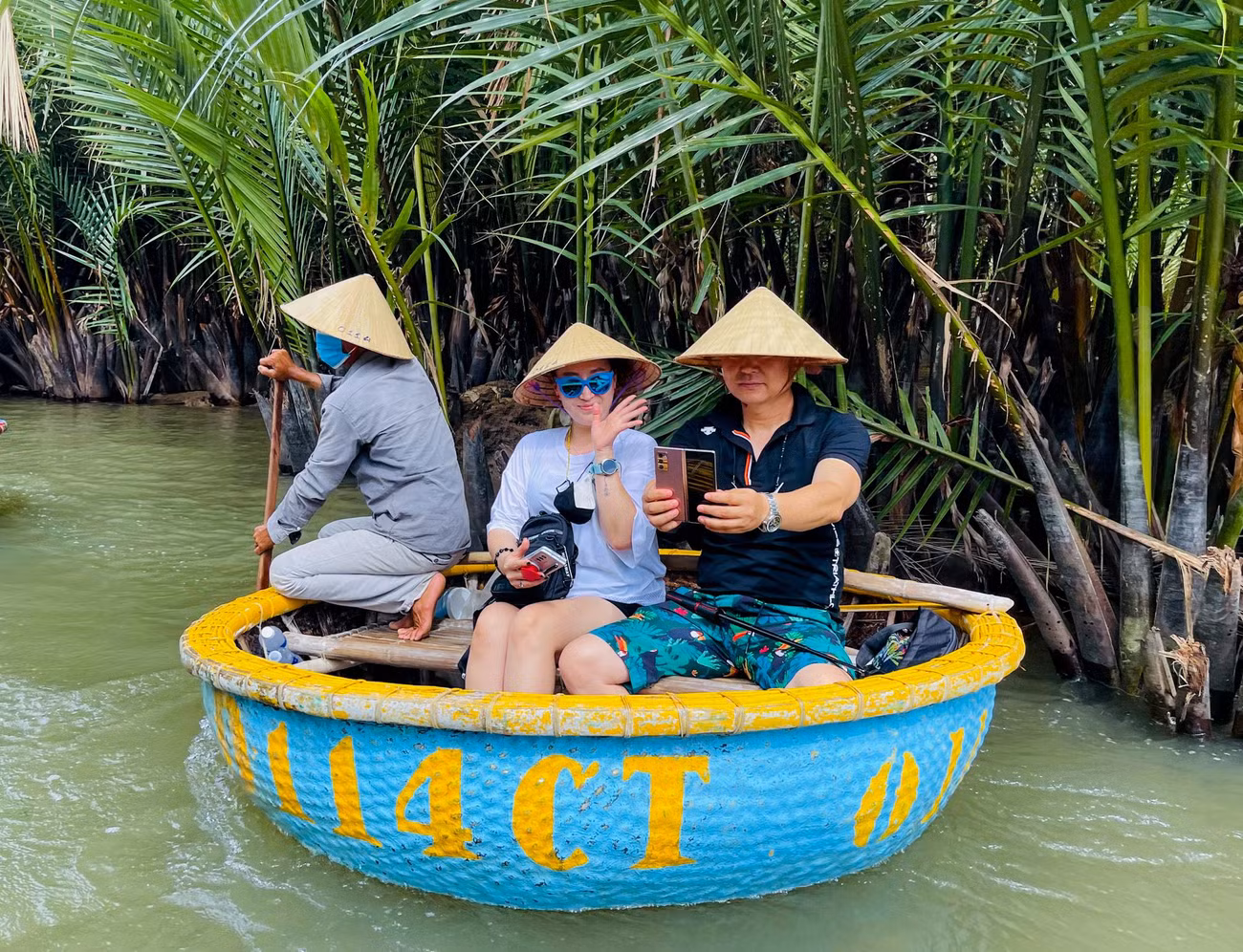 Du khách hào hứng checkin để lưu giữ những khoảng khắc ấn tượng nhất của chuyến đi.