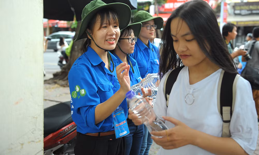 Áo xanh rạng rỡ tiếp sức thí sinh ảnh 3
