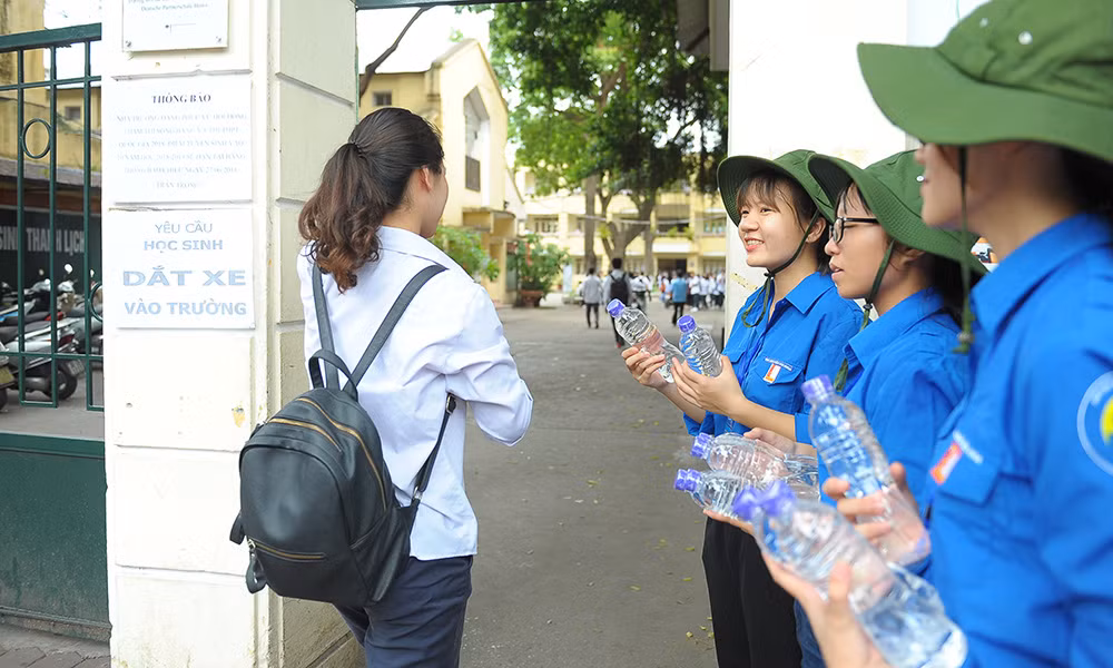 Áo xanh rạng rỡ tiếp sức thí sinh ảnh 1