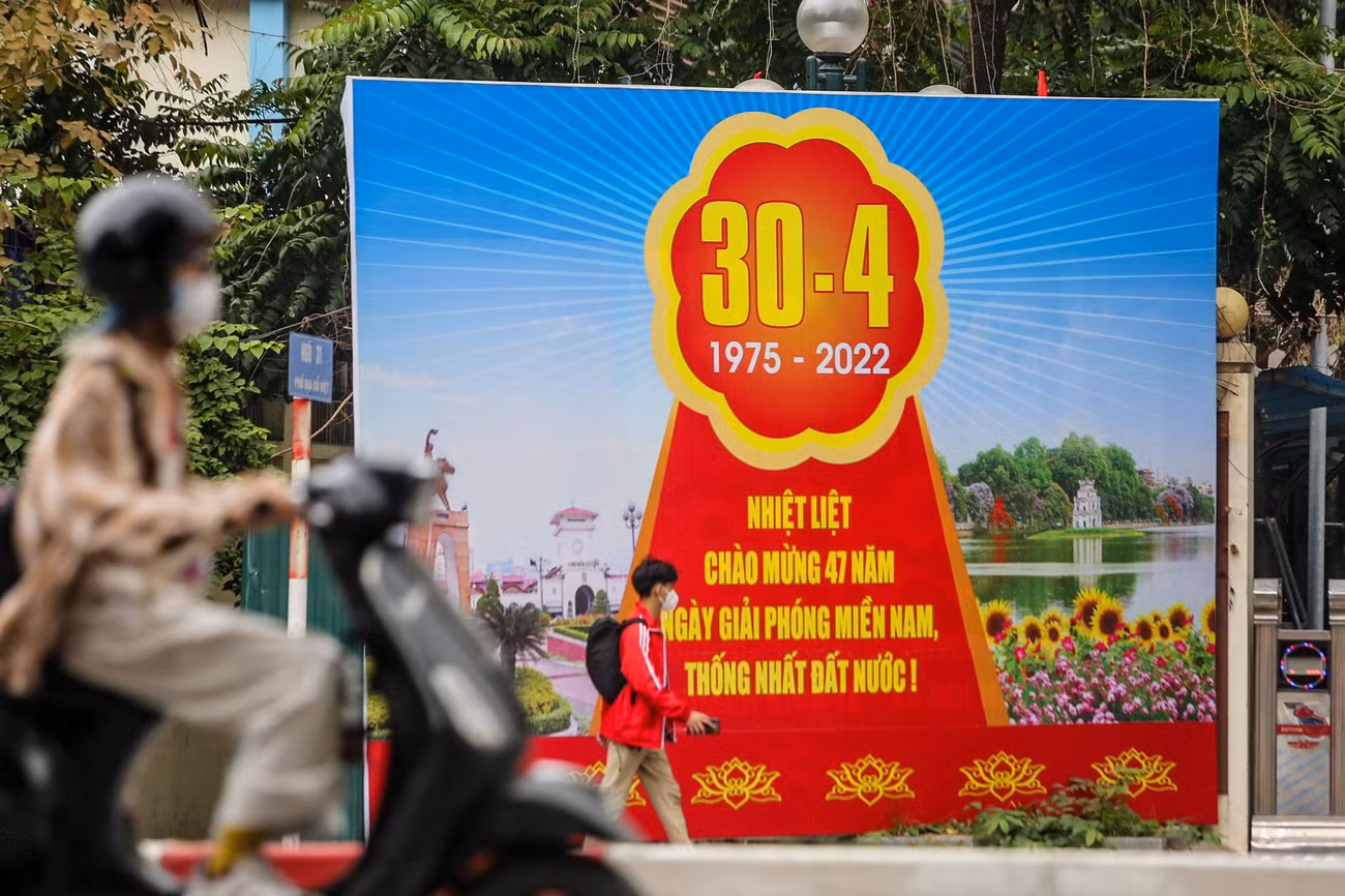 Một tấm áp phích khổ lớn với khẩu hiệu “Nhiệt liệt chào mừng 47 năm Ngày Giải phóng miền Nam, thống nhất đất nước” trên phố Đại Cồ Việt.