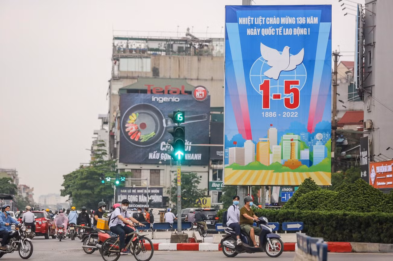 Pano 2 mặt lớn được trang trí trên nhiều dải phân cách các tuyến phố, vùng ven cửa ngõ của Hà Nội.