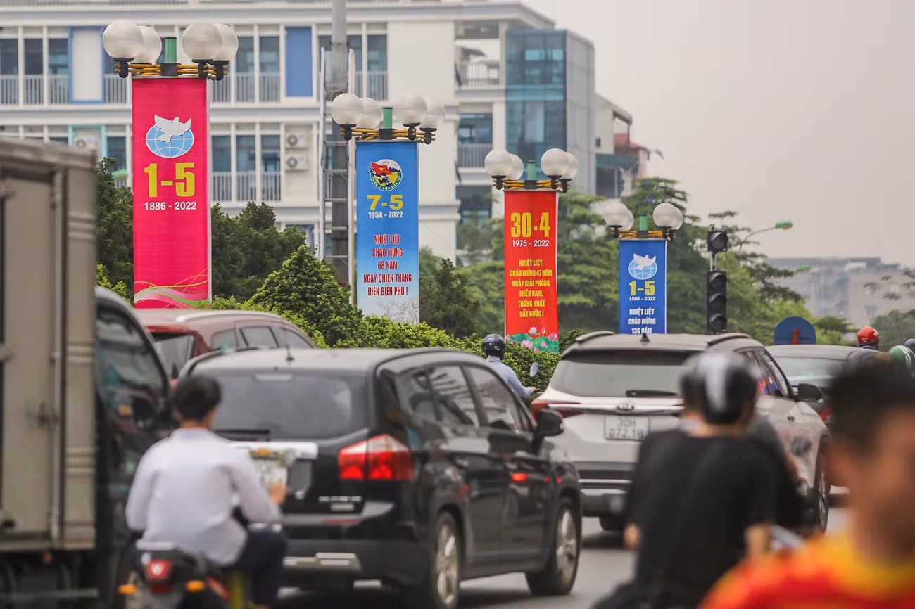 Ghi nhận trên các tuyến phố của Hà Nội như Đinh Tiên Hoàng, Điện Biên Phủ, Quang Trung, Giảng Võ, Lê Hồng Phong, Thanh Niên... đều rực rỡ sắc đỏ của màu cờ, băng rôn, khẩu hiệu, tranh cổ động, pano lớn... khiến phố phường thêm đẹp, sinh động hơn.