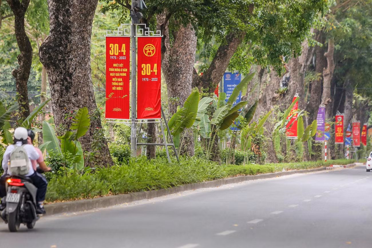 Dịp kỷ niệm 30/4-1/5 năm nay diễn ra vào thời điểm Thủ đô vừa bước vào trạng thái "bình thường mới" khiến người dân Thủ đô hào hứng hơn đón những ngày lễ lớn.