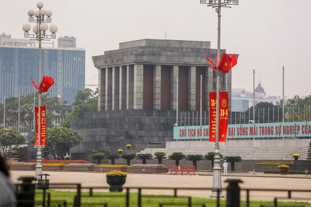 Khu vực Quảng trường Ba Đình, Lăng Chủ tịch Hồ Chí Minh phấp phới cờ hoa.