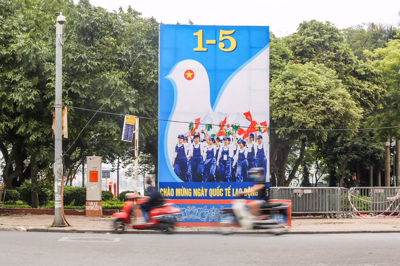 Pano tranh cổ động tại ngã tư Thụy Khuê - Thanh Niên.