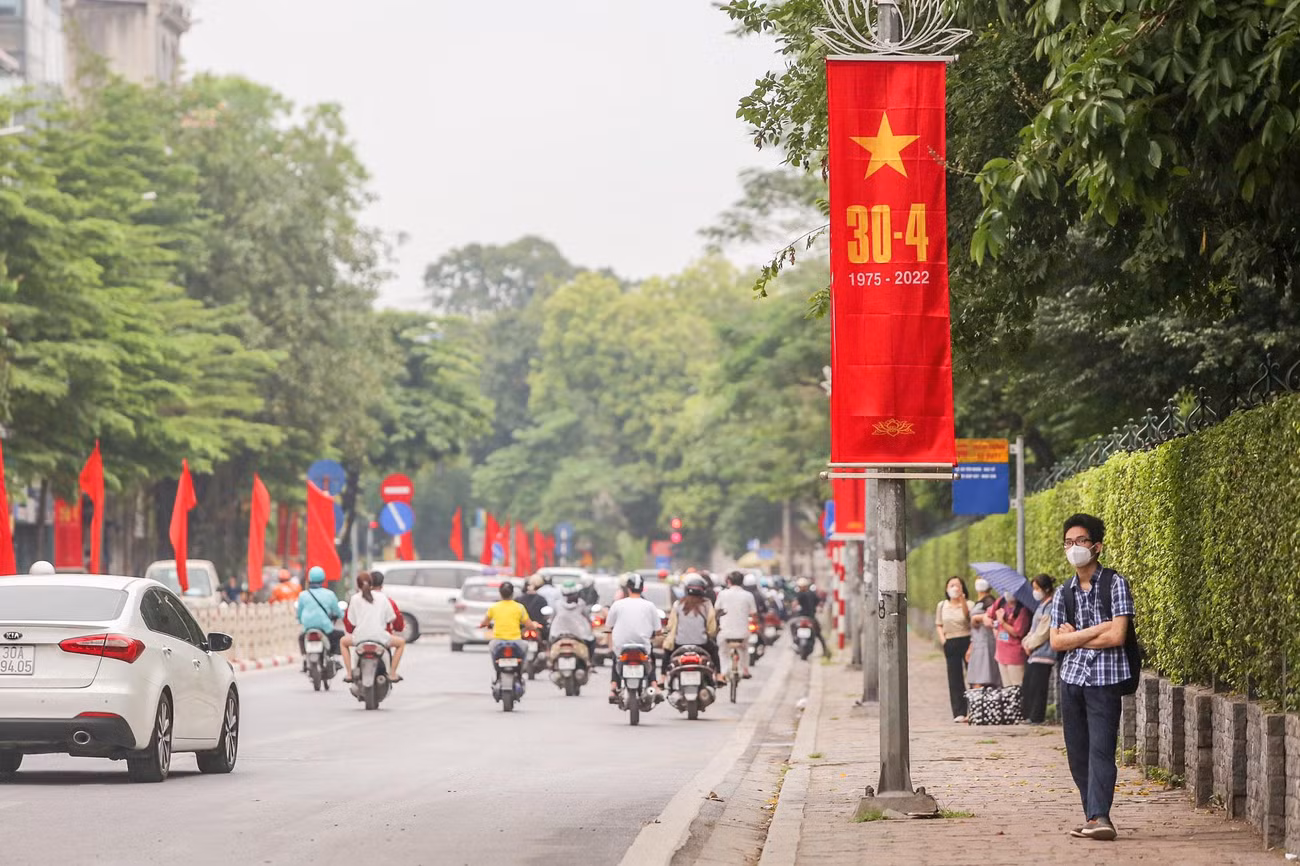 Băng rôn được treo trên đầu phố Tôn Đức Thắng