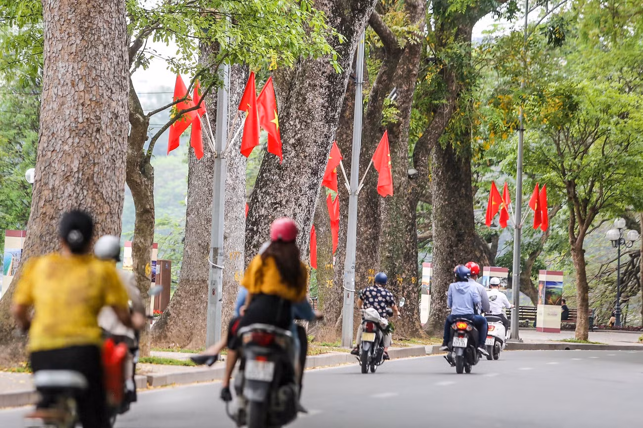 Khu vực xung quanh hồ Hoàn Kiếm được trang trí cờ hoa.
