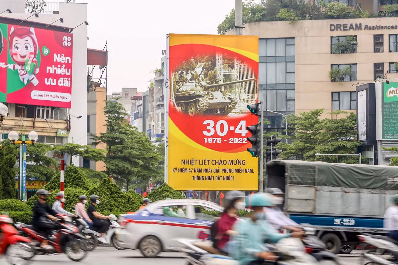 Hướng tới chuẩn bị cho các ngày lễ lớn, từ cuối tháng Tư, trên các tuyến phố chính của thành phố Hà Nội, nhiều hoạt động trang trí, tuyên truyền, cổ động trực quan đã được thực hiện.
