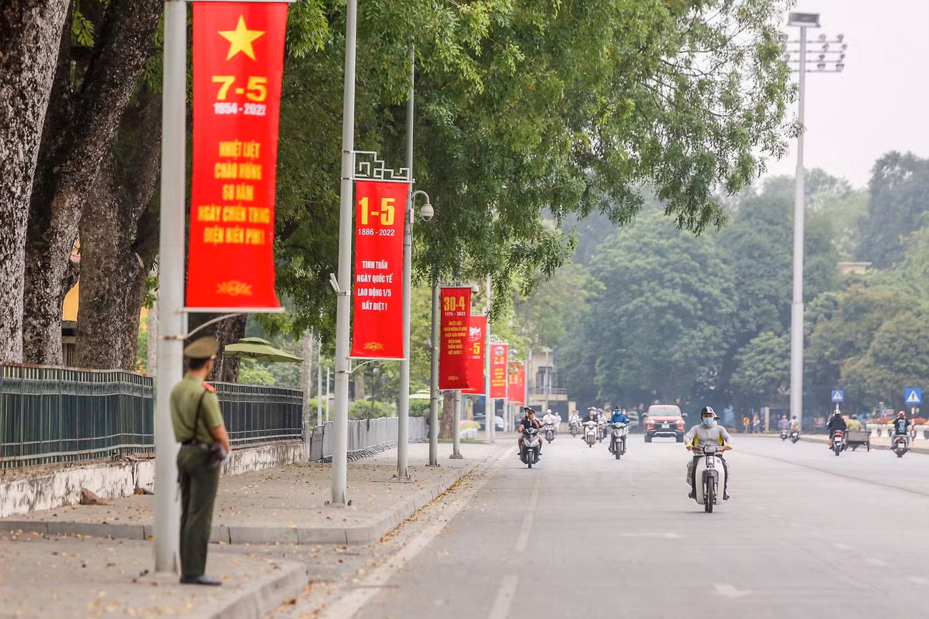 Hàng nghìn băng rôn đậm sắc đỏ treo dọc các tuyến đường chính và khu vực trung tâm nhằm kỷ niệm Ngày giải phóng miền Nam, thống nhất đất nước, Ngày Quốc tế lao động 1/5 và Ngày chiến thắng Điện Biên Phủ.