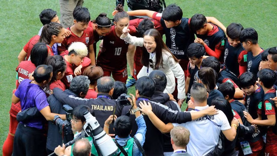 “Madam Pang” Nualphan Lamsam cùng các nữ tuyển thủ Thái Lan ở World Cup 2019. (Ảnh: ESPN)