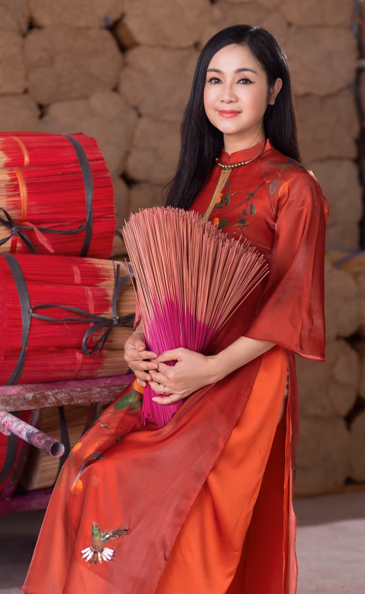 Về bí quyết giữ nhan sắc, NSND Thu Hà cho biết cô chủ yếu chăm sóc tại nhà, không chú trọng vào giá tiền của mỹ phẩm mà lựa chọn loại phù hợp với da của mình. Bên cạnh đó, cần giữ tư tưởng thoải mái, cân bằng cuộc sống, buông bỏ những chuyện buồn, căng thẳng.