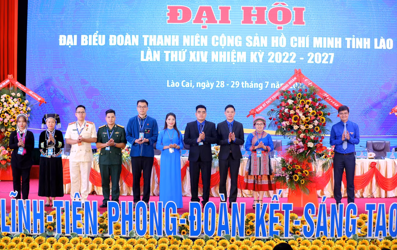 Anh Bùi Quang Huy - Ủy viên dự khuyết T.Ư Đảng, Bí thư thường trực T.Ư Đoàn tặng hoa chúc mừng Đại hội. (Ảnh: Trọng Tài)