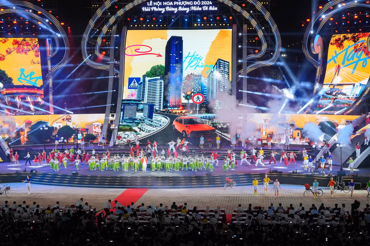Tối 11/5, tại Quảng trường Trung tâm Chính trị - Hành chính, thuộc KĐT Bắc sông Cấm (huyện Thủy Nguyên, TP Hải Phòng) diễn ra đêm hội Hải Phòng - Bừng sáng miền di sản, khai mạc Lễ hội Hoa Phượng Đỏ 2024 và đón nhận Bằng công nhận Vịnh Hạ Long (Quảng Ninh) - Quần đảo Cát Bà (Hải Phòng) là Di sản thiên nhiên thế giới liên tỉnh thành đầu tiên tại Việt Nam. Tối 11/5, tại Quảng trường Trung tâm Chính trị - Hành chính, thuộc KĐT Bắc sông Cấm (huyện Thủy Nguyên, TP Hải Phòng) diễn ra đêm hội Hải Phòng - Bừng sáng miền di sản, khai mạc Lễ hội Hoa Phượng Đỏ 2024 và đón nhận Bằng công nhận Vịnh Hạ Long (Quảng Ninh) - Quần đảo Cát Bà (Hải Phòng) là Di sản thiên nhiên thế giới liên tỉnh thành đầu tiên tại Việt Nam.