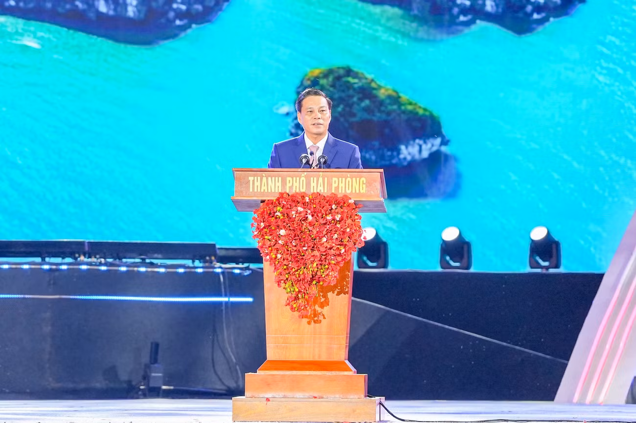 Phát biểu khai mạc lễ hội, ông Nguyễn Văn Tùng - Chủ tịch UBND TP Hải Phòng đã ôn lại truyền thống vẻ vang của Hải Phòng nơi "đầu sóng, ngọn gió" để bảo vệ Tổ quốc, thành phố của truyền thống "Trung Dũng - Quyết Thắng". Lễ hội năm nay có dấu ấn đặc biệt vì Hải Phòng và Quảng Ninh cùng nhau đón nhận Bằng công nhận Di sản thiên nhiên thế giới Vịnh Hạ Long - Quần đảo Cát Bà, di sản liên tỉnh đầu tiên tại Việt Nam. Phát biểu khai mạc lễ hội, ông Nguyễn Văn Tùng - Chủ tịch UBND TP Hải Phòng đã ôn lại truyền thống vẻ vang của Hải Phòng nơi "đầu sóng, ngọn gió" để bảo vệ Tổ quốc, thành phố của truyền thống "Trung Dũng - Quyết Thắng". Lễ hội năm nay có dấu ấn đặc biệt vì Hải Phòng và Quảng Ninh cùng nhau đón nhận Bằng công nhận Di sản thiên nhiên thế giới Vịnh Hạ Long - Quần đảo Cát Bà, di sản liên tỉnh đầu tiên tại Việt Nam.